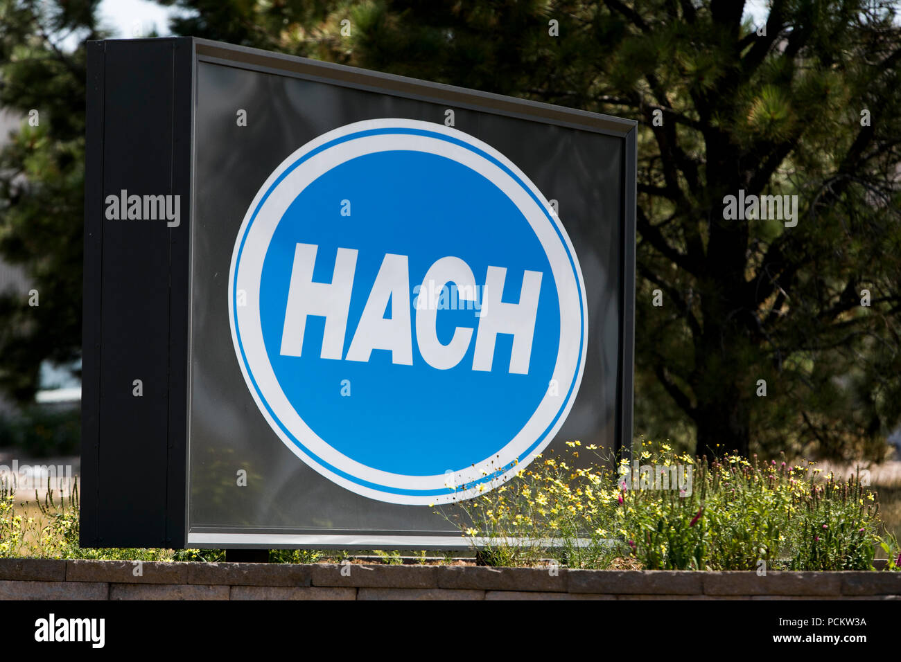 Un logo affiche à l'extérieur du siège de l'Hach Company à Loveland,  Colorado, le 21 juillet 2018 Photo Stock - Alamy