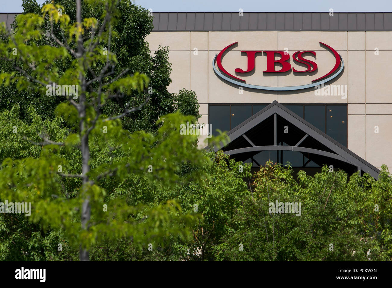 Un logo affiche à l'extérieur du siège de JBS USA Holdings, Inc., à Greely, Colorado, le 21 juillet 2018. Banque D'Images