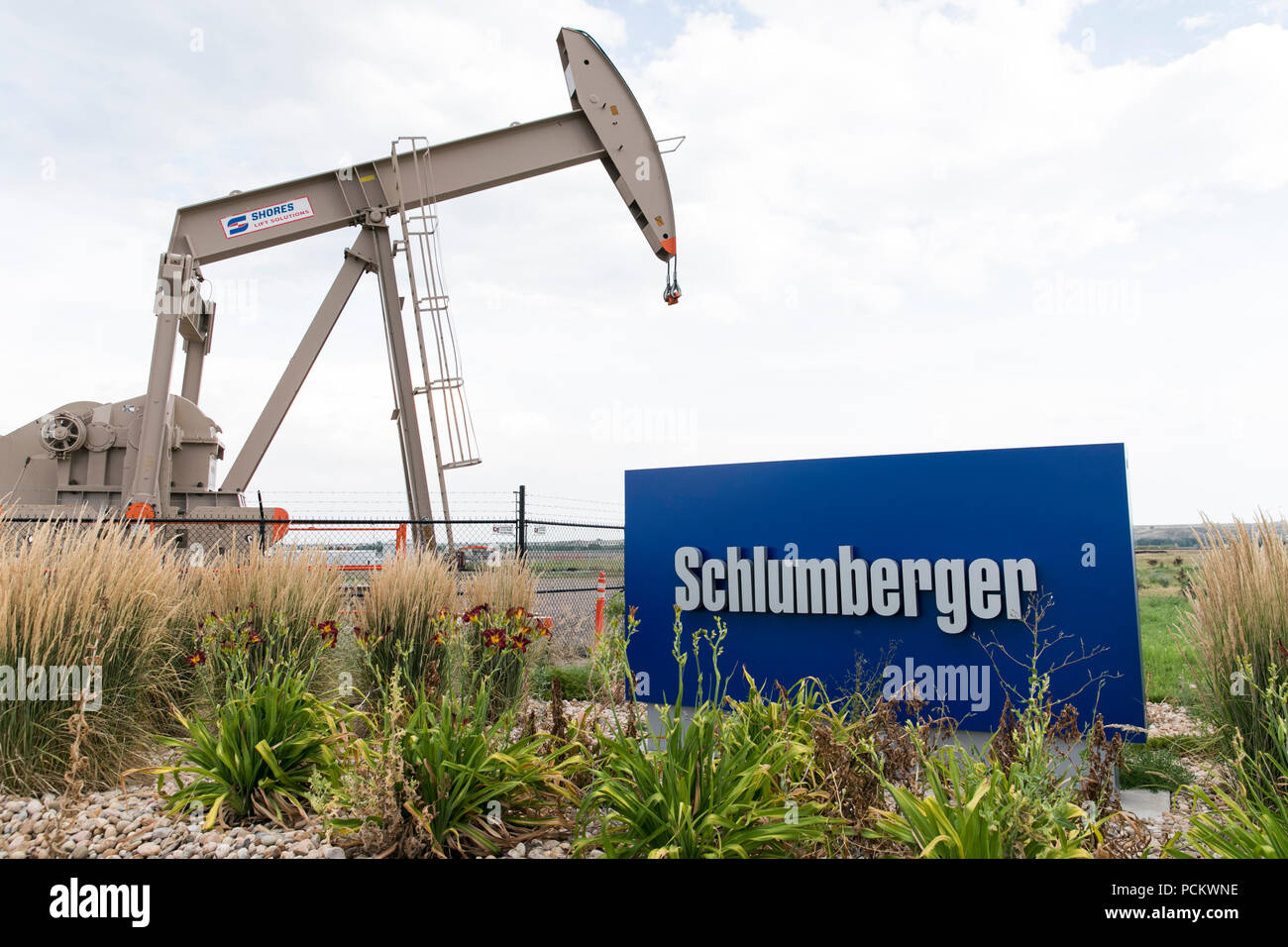 Signe d'un logo et la pompe à huile à l'extérieur d'un établissement occupé par Schlumberger à Windsor, Colorado, le 21 juillet 2018. Banque D'Images