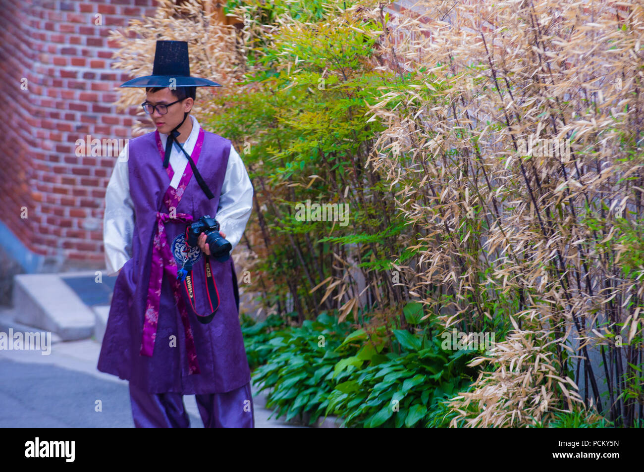 Homme coréen portant des vêtements Hanbok à Séoul en Corée Banque D'Images