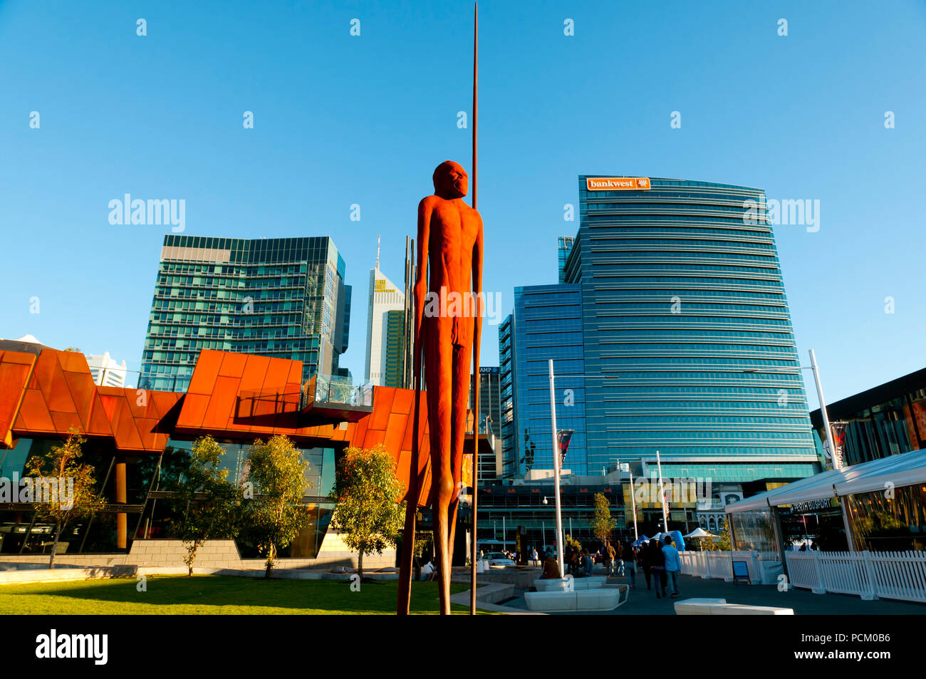 PERTH, AUSTRALIE - 11 juillet 2018 : Yagan Square et la statue de 9 mètres Wirin créé par Tjyllyungoo - Lance Chadd Banque D'Images