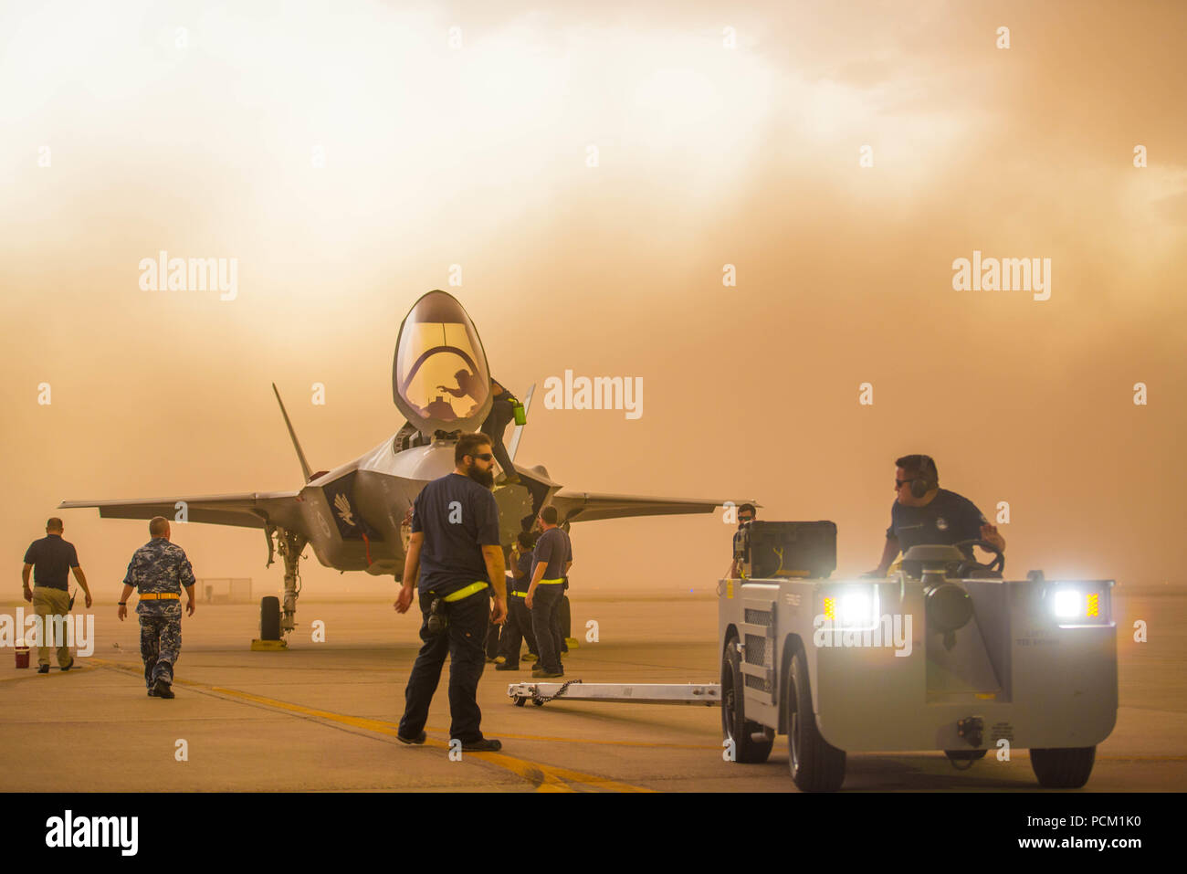 Les aviateurs de la Royal Australian Air Force préparer un F-35A Lightning II pour être remorquée sur la ligne de vol lors d'une mousson à Luke Air Force Base, en Arizona, le 30 juillet 2018. Les expériences de l'Arizona est la saison des pluies de juin à septembre de chaque année. (U.S. Photo de l'Armée de l'air par le sergent. Jensen Stidham) Banque D'Images