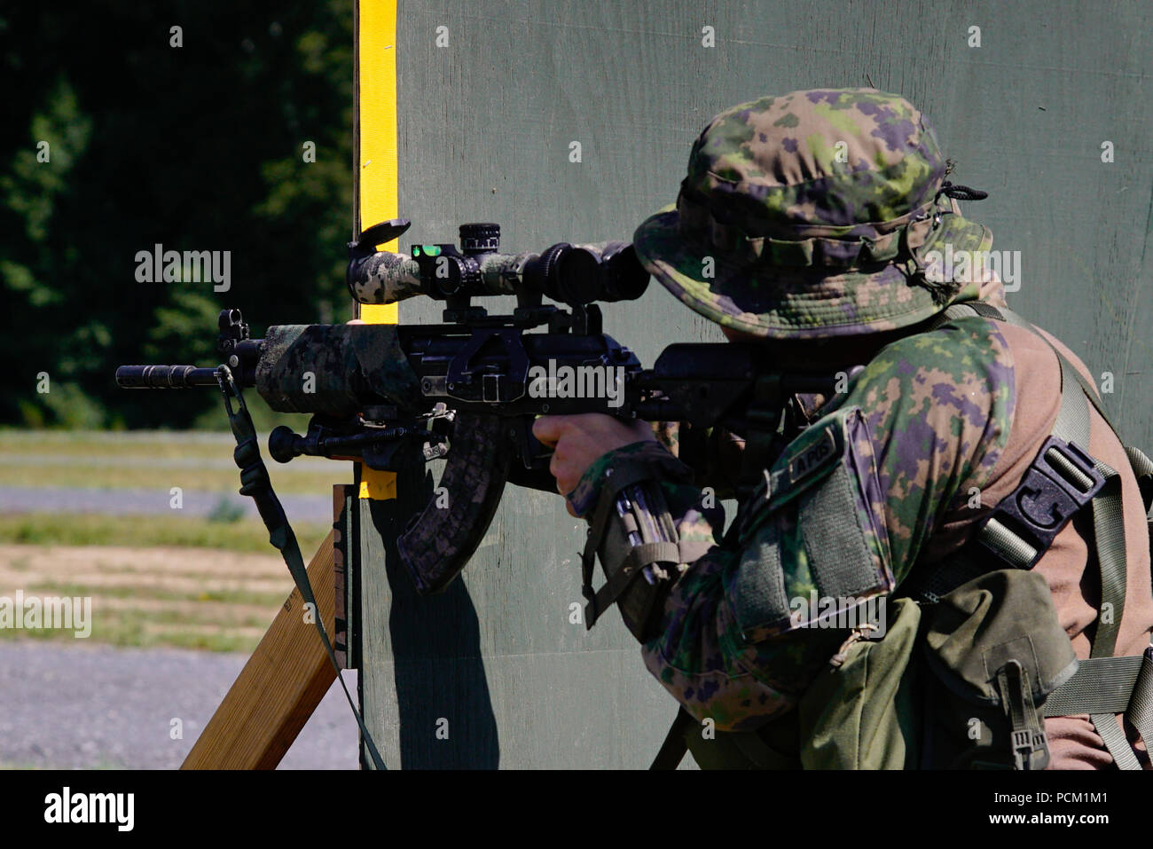 Un sniper finlandais s'engage au cours de l'analyse de stress objectifs cas d'Europe meilleurs concours de l'équipe de tireurs à l'instruction de l'Armée de la 7e commande Zone d'entraînement Grafenwoehr, 29 juillet 2018. L'équipe de tireurs d'Europe meilleurs concours est un concours à l'adresse de la compétence dont dispose l'OTAN et 19 pays partenaires participants entre le 28 juillet et le 2 août 2018. L'équipe de tireurs d'Europe meilleurs concours est conçu pour développer le professionnalisme et d'améliorer l'esprit de corps. (U.S. Photo de l'armée par la CPS Emily Houdershieldt) Banque D'Images