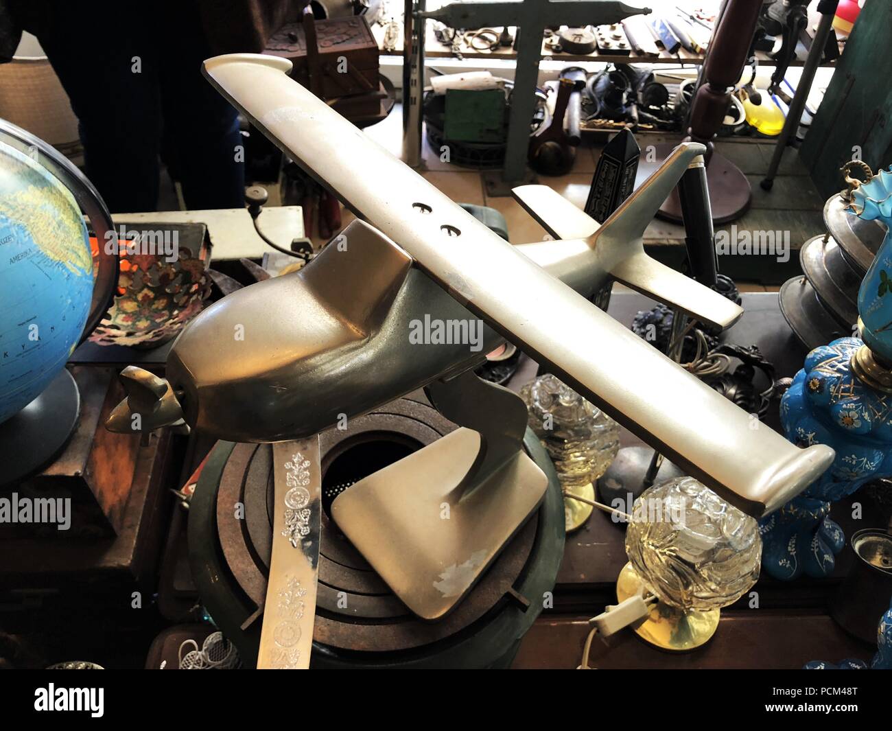Vintage metal icône avion dans une boutique d'antiquités dans Balat Banque D'Images