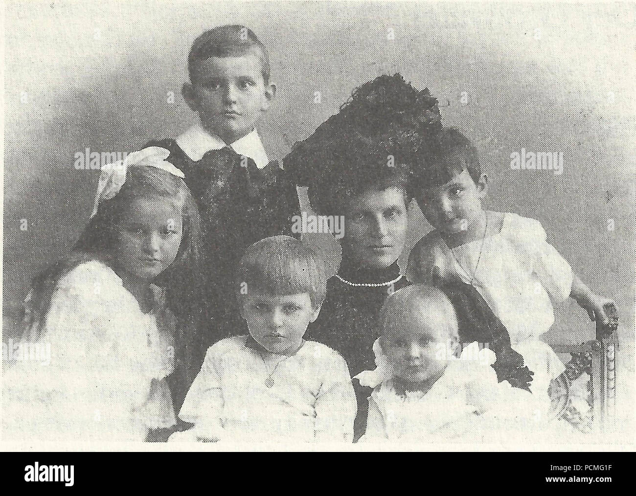 Alexander, Fürst zu Dohna-Schlobitten Mutter und mit Geschwistern, 1906. Banque D'Images
