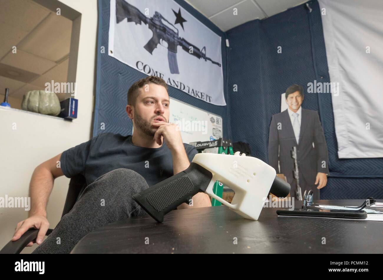 Cody Wilson, fabricant d'armes et fondateur de la Défense distribué, une société basée au Texas et en développement open source d'édition Modèles des armes à feu pour l'impression 3D et la fabrication, avec l'un de ses produits, le Libérateur. Banque D'Images