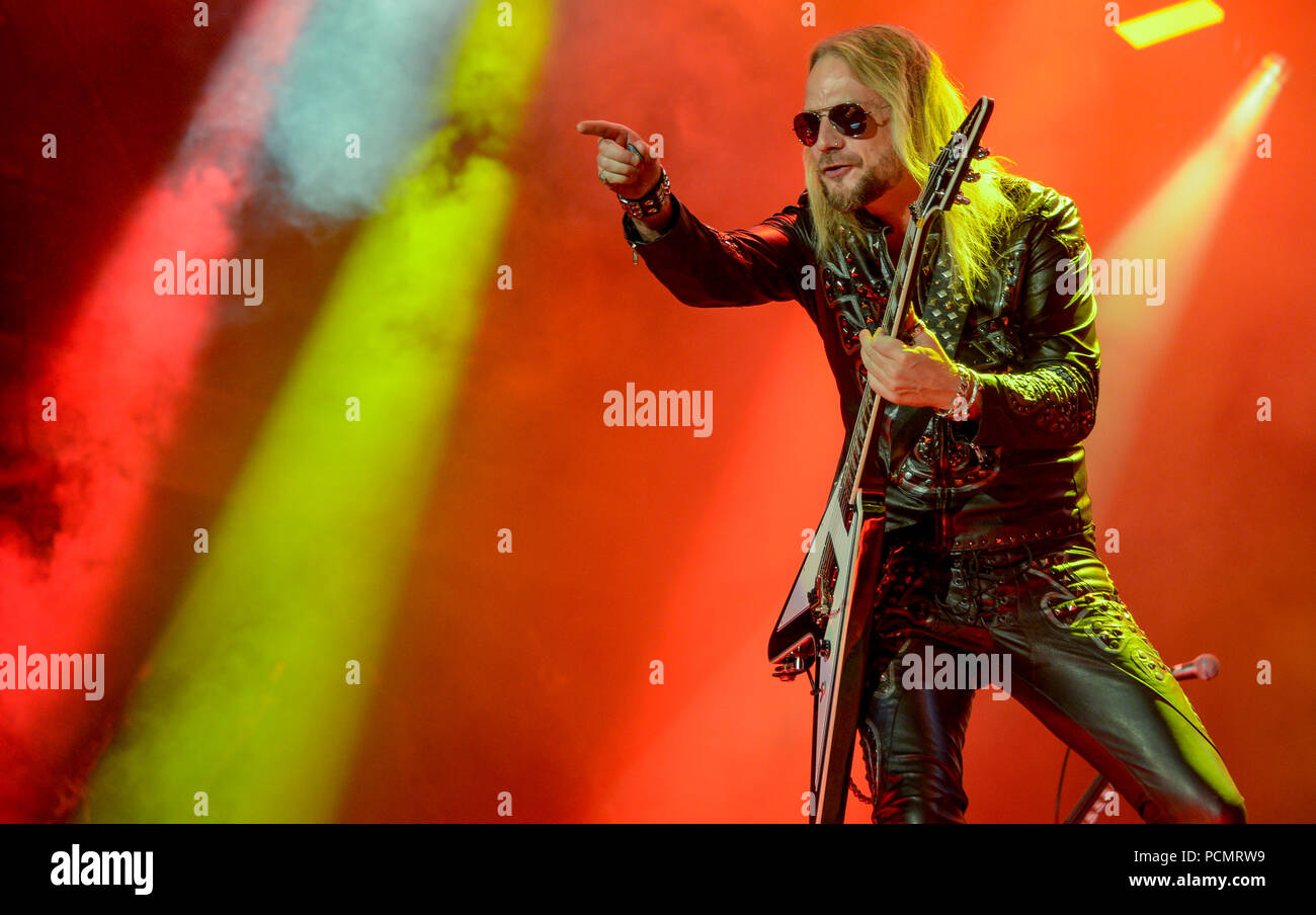 02 août 2018, l'Allemagne, le Wacken : Richie Faulkner, guitariste du groupe de heavy metal britannique Judas Priest, est sur scène au Wacken Open Air festival. Selon les organisateurs, le plus grand festival de heavy metal commence avec 75 000 visiteurs. Photo : Axel Heimken/dpa Banque D'Images