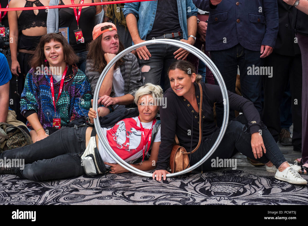 Edinburgh, Scotland, UK ; 3 août 2018. Ouverture officielle de la nouvelle Virgin Money Fringe Animations de rue sur le Royal Mile d'Édimbourg. Les artistes interprètes ou exécutants et Shona McCarthy Directeur de l'Edinburgh Fringe Society se réunissent pour couper le ruban rouge et d'ouvrir cette année, le Fringe Festival. Credit : Iain Masterton/Alamy Live News Banque D'Images