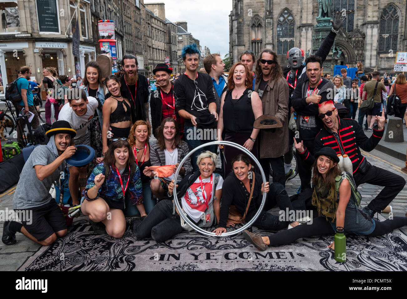 Edinburgh, Scotland, UK ; 3 août 2018. Ouverture officielle de la nouvelle Virgin Money Fringe Animations de rue sur le Royal Mile d'Édimbourg. Les artistes interprètes ou exécutants et Shona McCarthy Directeur de l'Edinburgh Fringe Society se réunissent pour couper le ruban rouge et d'ouvrir cette année, le Fringe Festival. Credit : Iain Masterton/Alamy Live News Banque D'Images