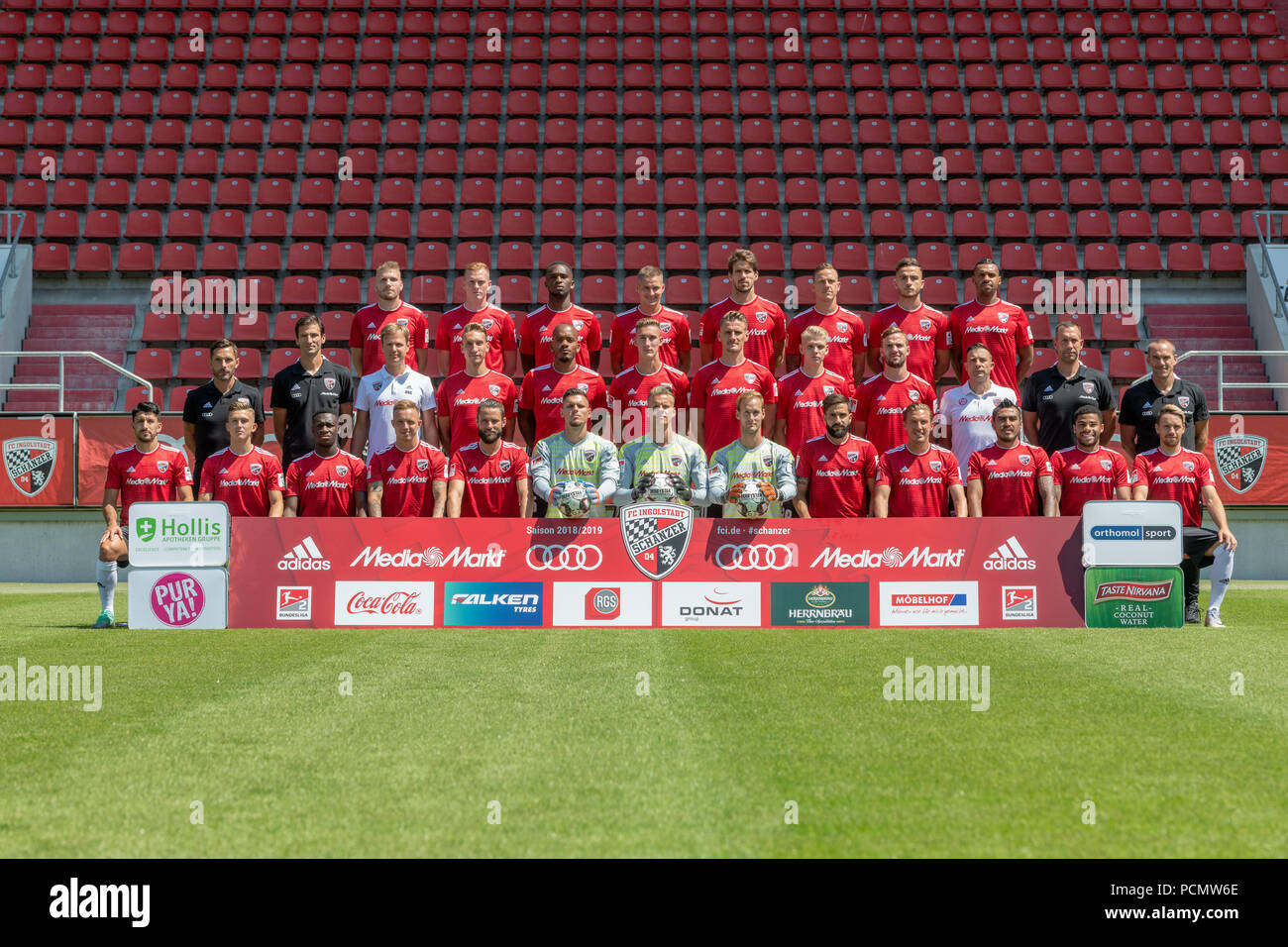 2e Bundesliga allemande, photocall officiel FC Ingolstadt pour la saison 2018/19 à Ingolstadt, Allemagne : (première rangée, L-R) Almog Cohen, Patrick Sussek Diawusie, Agymang, Sonny Kittel, Christian Traesch, gardien Fabijan Buntic, gardien Oerjan Nyland, Marco Knaller gardien Lucas, Galvaeo Kerschbau, Konstantin, Dario Lezano, Paulo Otavio, Thomas Pledl ; (rangée du milieu L-R) entraîneur-chef Stefan Leitl, l'entraîneur adjoint Andre Mijatovic, médecin d'équipe Florian Pfab, Tobias Schroeck, Charlison Benshop, Phil Neumann, Stefan Kutschke, Joey Breitfeld, Benedikt Gimber, physio Christian Haser, physio Carsten nulle, Banque D'Images