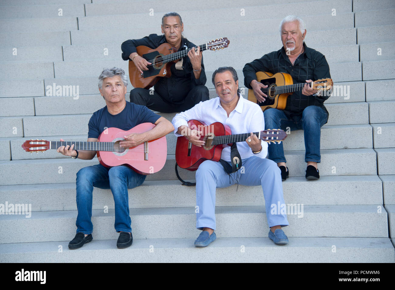 La Gypsy Kings posent avec leurs guitares pour une séance photo dans le  Duesseldorfer, Medienhafen à partir de la gauche : Patchai REYES, Canut  REYES, Chico Bouchikhi et Paul Reyes, à l'occasion