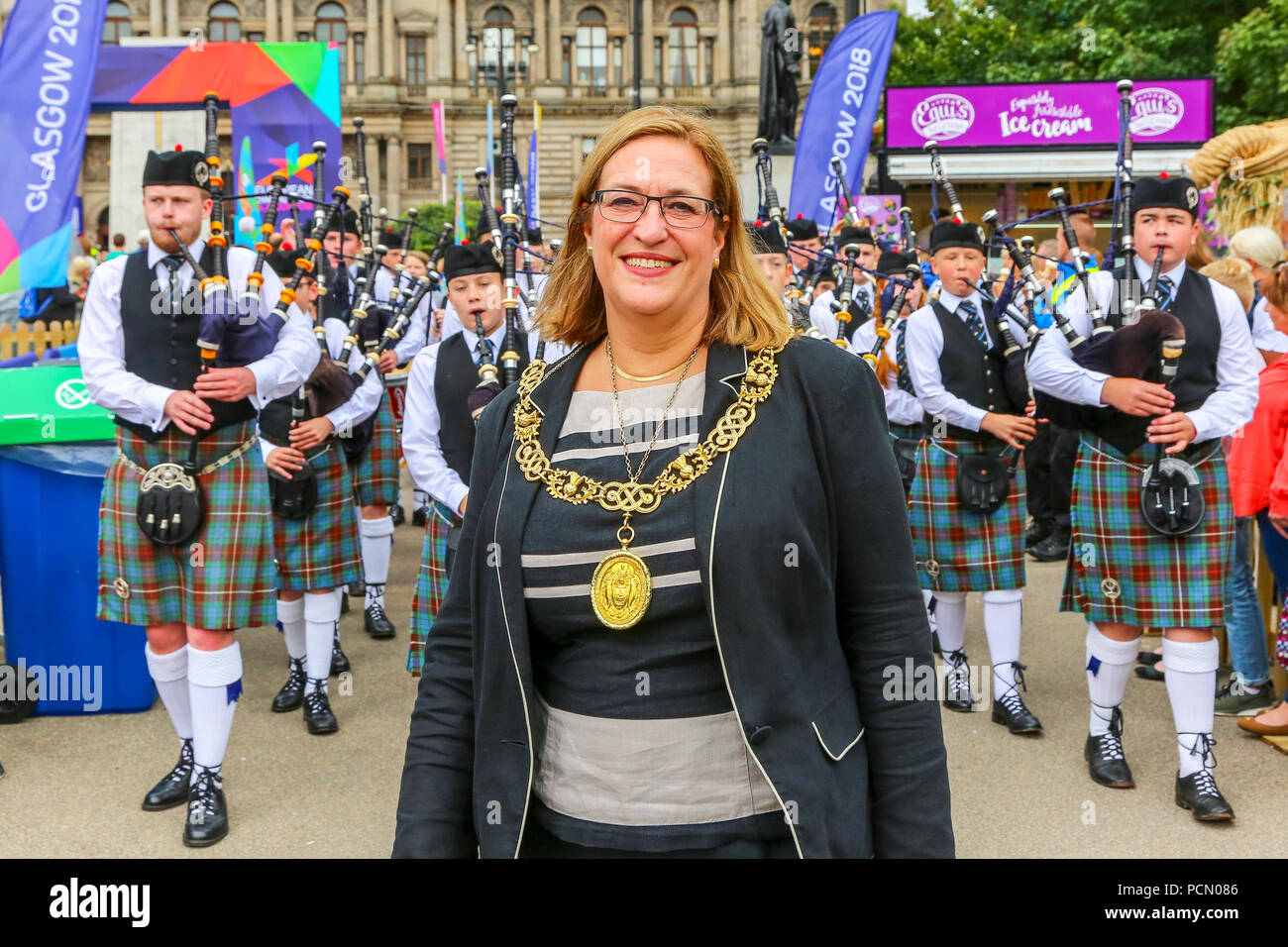 Glasgow, Royaume-Uni. 3 août 2018. Le Lord Provost de Glasgow, EVA ISOÈTE, a pris les devants en défilant le National Youth Pipe Band et d'amis sur George Square, Glasgow Glasgow dans le cadre du Festival 2018, les célébrations des Jeux européens et comme une introduction aux canalisations Live qui commence le 13 août dans la ville. Le maire a également pris le temps de rencontrer certains des pipers et avoir une discussion informelle avec eux. Credit : Findlay/Alamy Live News Banque D'Images