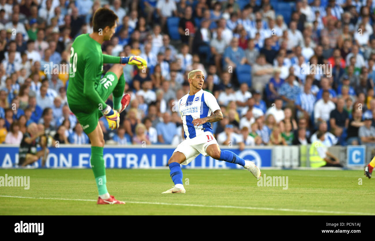 Brighton Royaume-Uni 3 août 2018 - Anthony Knockaert, de Brighton, observe une autorisation lors du match de football d'avant-saison entre Brighton et Hove Albion et Nantes au stade de la communauté American Express Photographie prise par Simon Dack crédit: Simon Dack/Alay Live News - usage éditorial uniquement. Pas de merchandising. Pour les images de football, les restrictions FA et Premier League s'appliquent inc. Aucune utilisation Internet/mobile sans licence FAPL - pour plus de détails, contactez football Dataco Banque D'Images