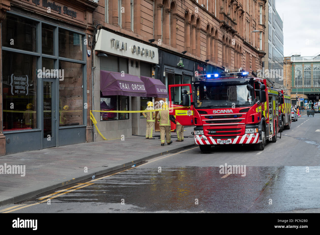 Argyle Street, Glasgow, Royaume-Uni, le vendredi 3 août 2018. Un restaurant du centre-ville populaire est allé sur l'incendie de Glasgow clôture Thai Orchid après avoir été gravement endommagé dans un incendie qui a débuté le vendredi 3 août 2018. Argyle Street à l'extérieur du restaurant était fermé à la circulation et les piétons causant un encombrement important dans les environs. Banque D'Images