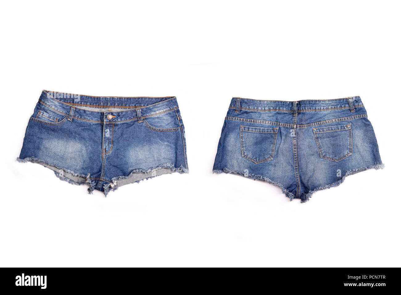 Short en jean bleu sur fond blanc. Banque D'Images