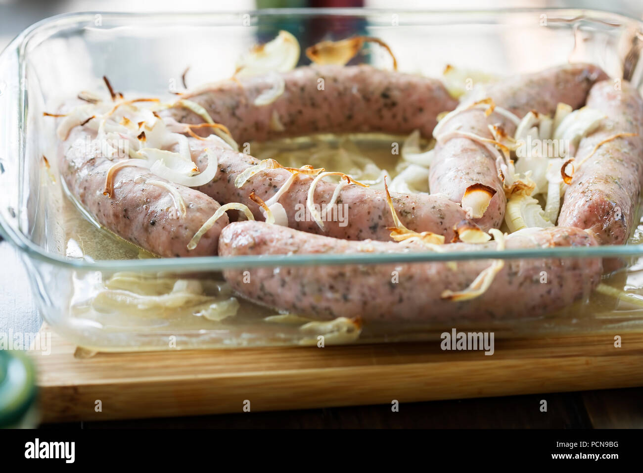 Saucisse blanche cuite au four avec les oignons dans le plat allant au four  Photo Stock - Alamy