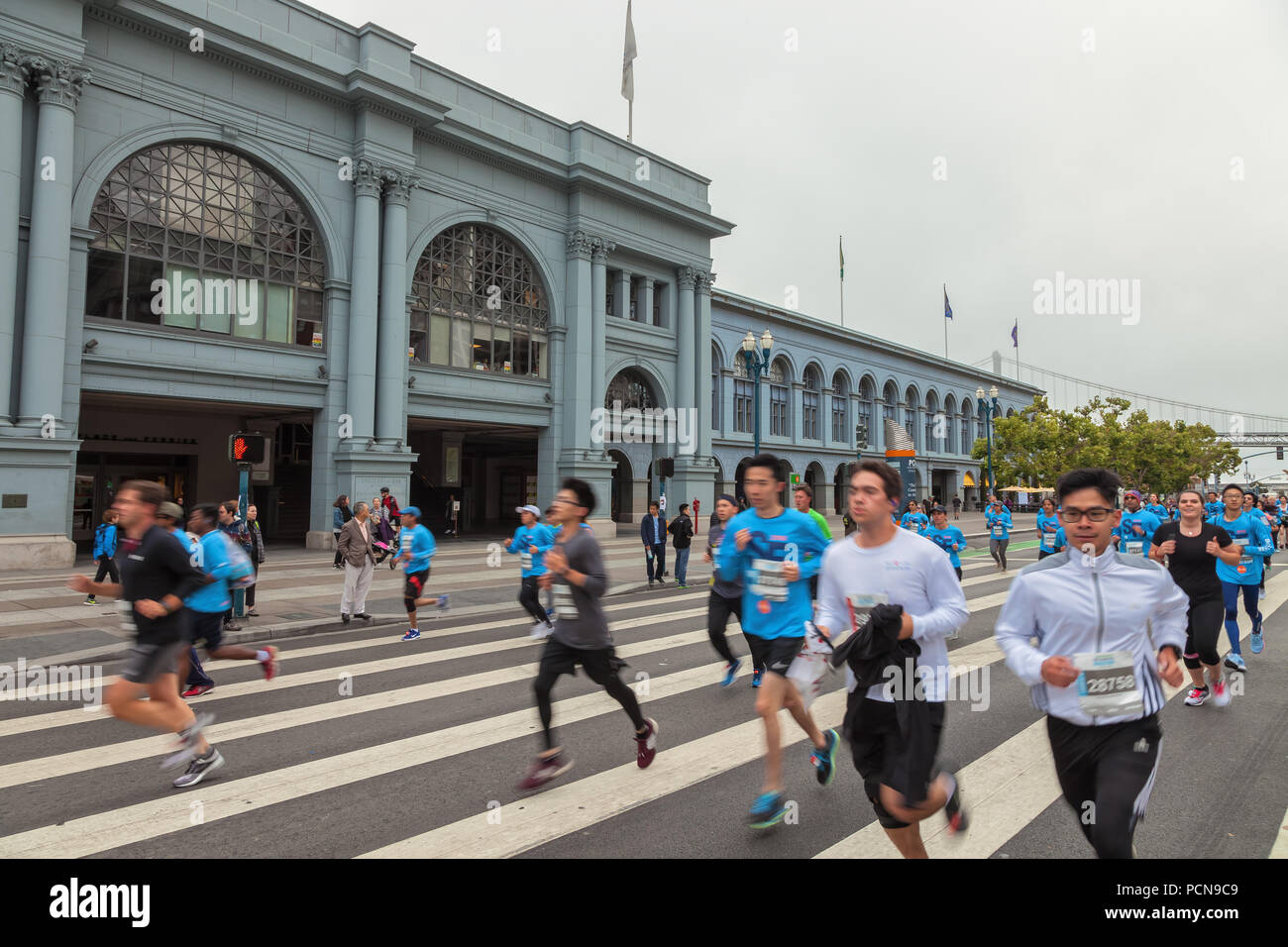 Les coureurs pour la course de 5 km ont été passant par le Ferry Building de retourner à la ligne d'arrivée, San Francisco Marathon 2018, en Californie, aux États-Unis. Banque D'Images