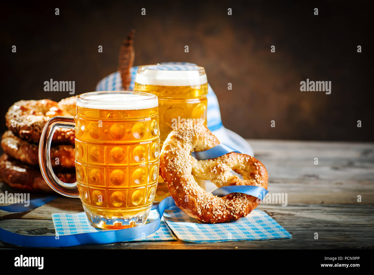 Verres et les bretzels sur une table en bois. L'Oktoberfest. Festival de la bière. Banque D'Images