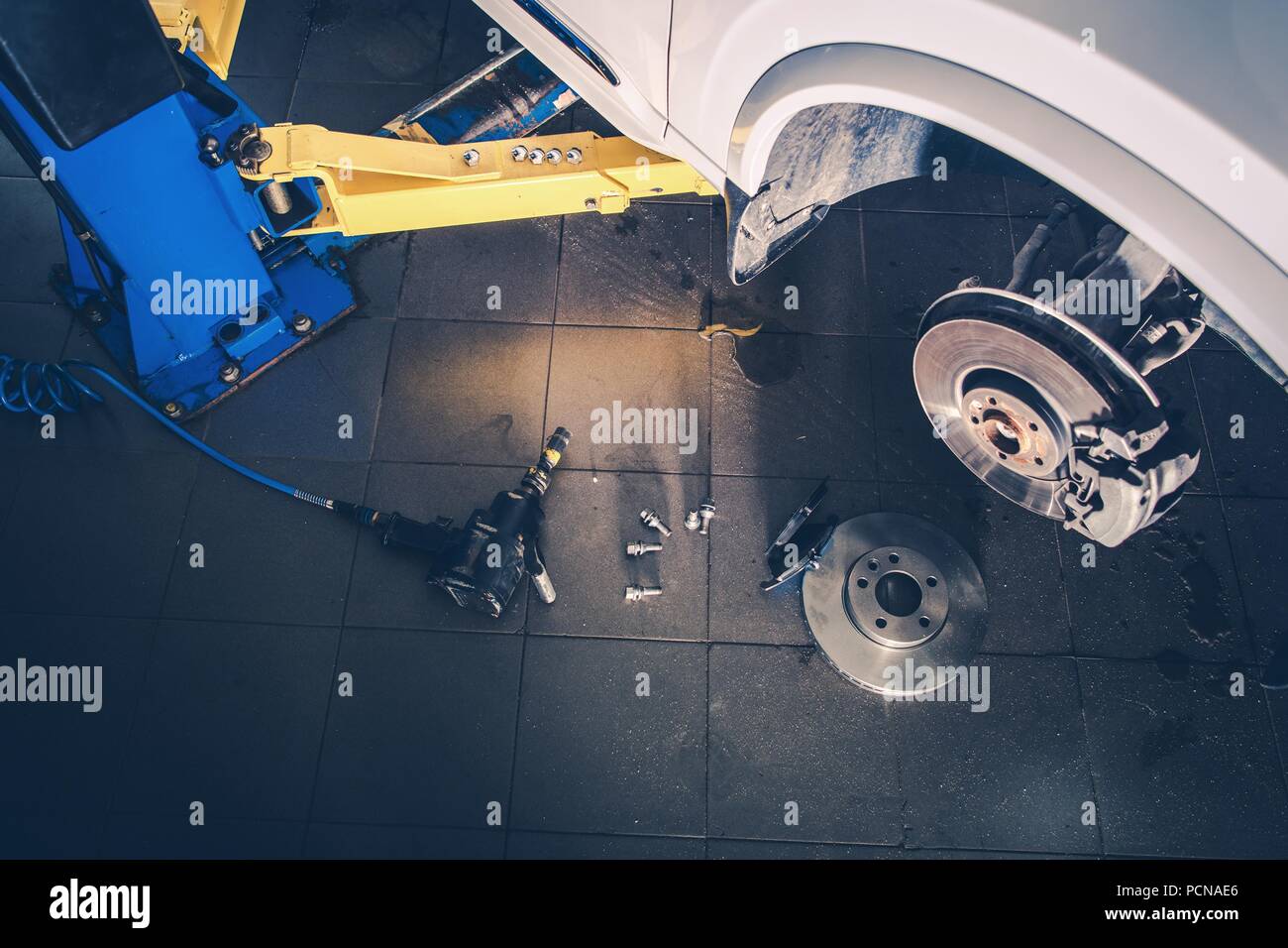 Disques et plaquettes de frein du véhicule de remplacement. Voiture sur l'ascenseur dans le Service de l'automobile. Banque D'Images