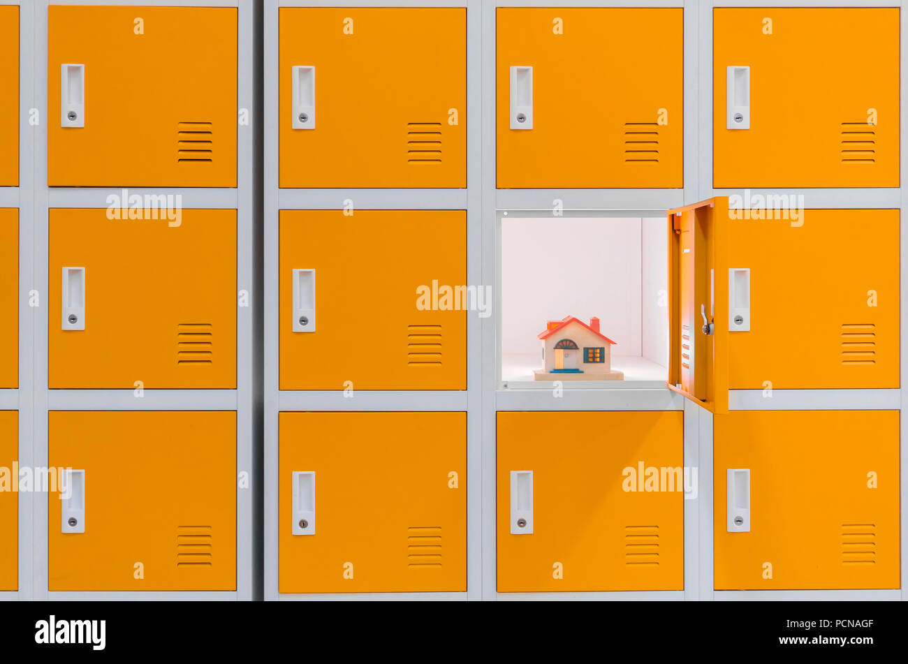 Une maison miniature à l'intérieur orange locker Banque D'Images