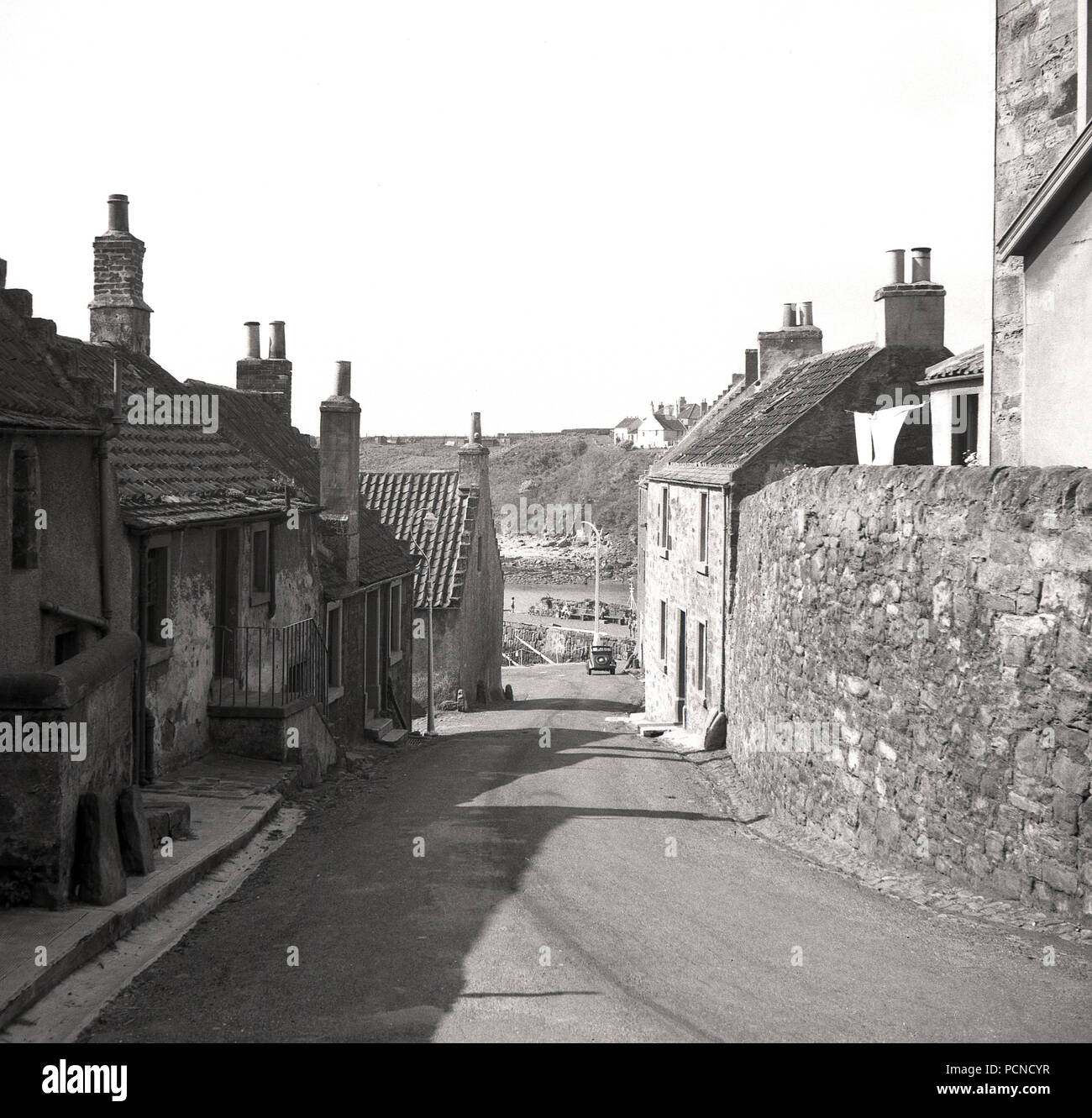 Années 1950, historiques, Crail, Ecosse, vue dans la rue vers le port pittoresque de cette petite ville écossaise. Banque D'Images