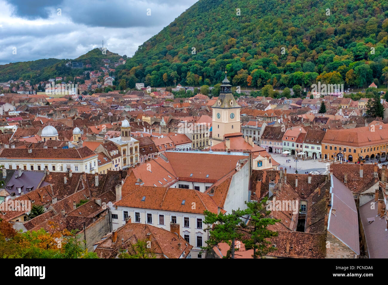 Vue de la Piata Sfatului Brasov (place du conseil) avec le Mont Tampa en arrière-plan , Brasov, Roumanie Banque D'Images