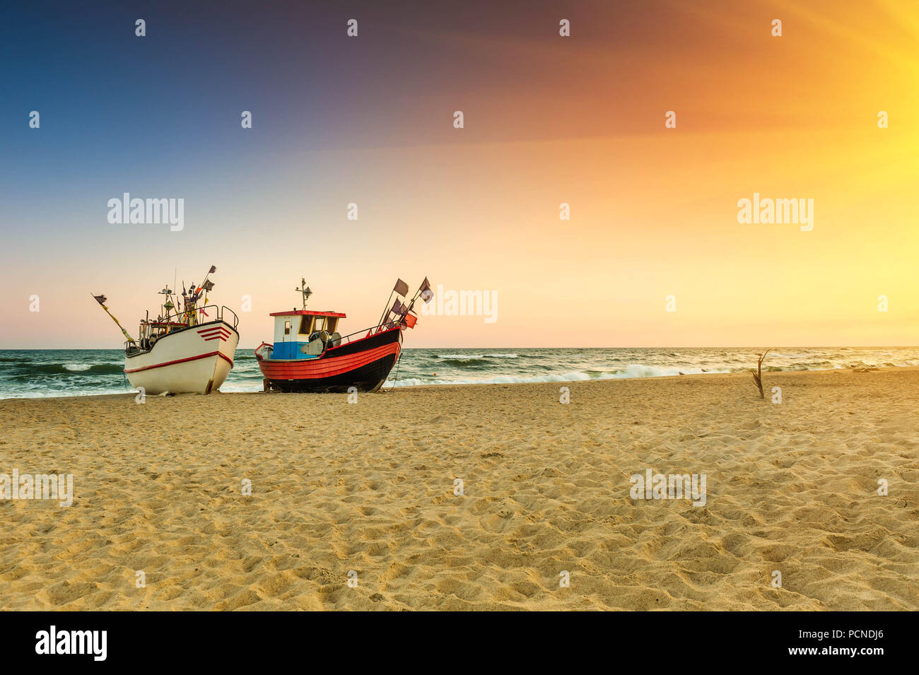 Bateau de pêche garé sur la plage Banque D'Images