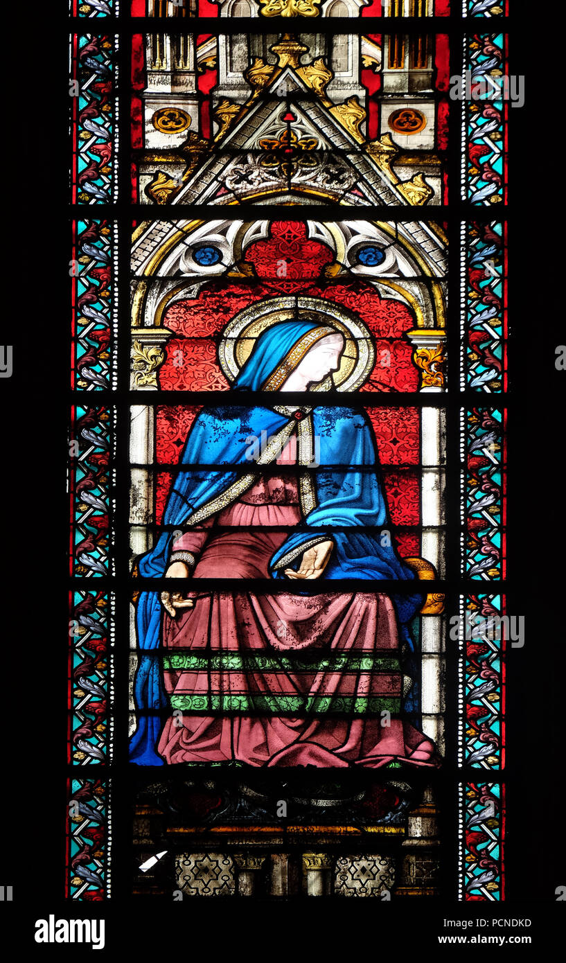 Vierge Marie, vitrail de la Basilique de Sainte Clotilde à Paris, France Banque D'Images