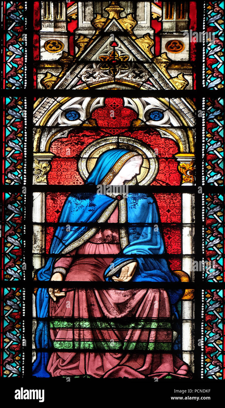 Vierge Marie, vitrail de la Basilique de Sainte Clotilde à Paris, France Banque D'Images