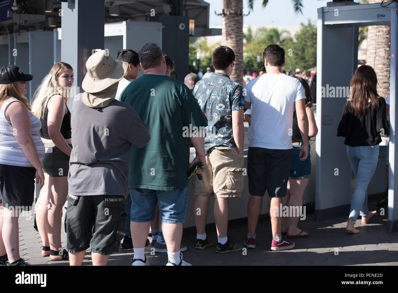 Los Angeles, Californie, USA - 30 juillet 2018 : des personnes non identifiées, alignés pour contrôle de sécurité à Universal Studios de Hollywood, Los Angeles, CA Banque D'Images