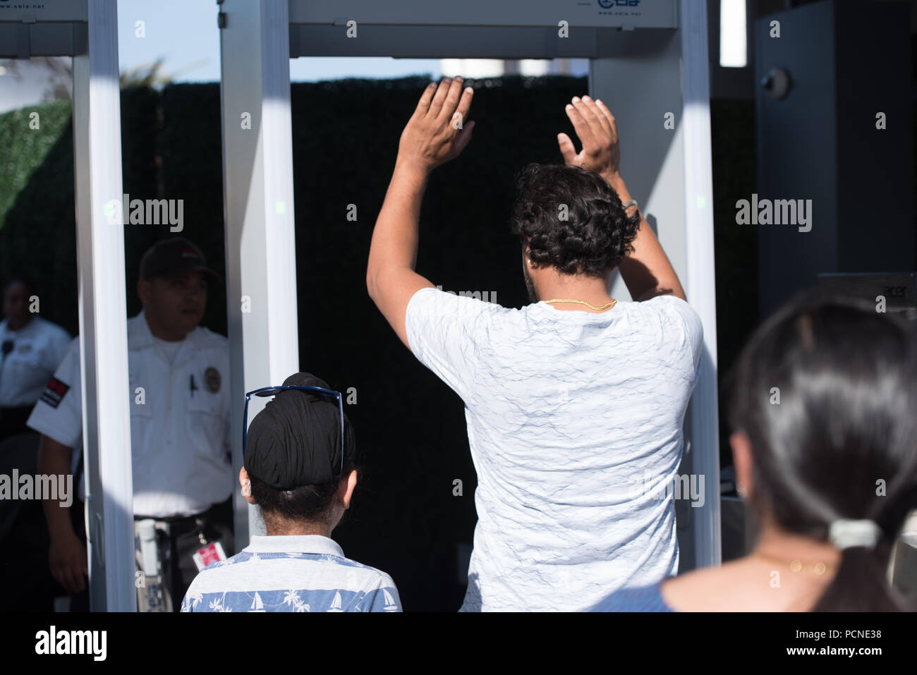 Los Angeles, Californie, USA - 30 juillet 2018 : des personnes non identifiées, alignés pour contrôle de sécurité à Universal Studios de Hollywood, Los Angeles, CA Banque D'Images