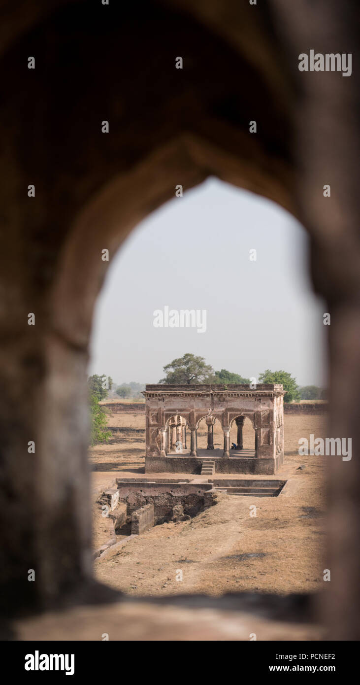 Donnant sur le Ahukhana ou Deer Park, le premier tombeau de Mumtaz Mahal. Plus tard, son mari a construit le Taj Mahal pour elle et déplacé le corps à Agra Banque D'Images