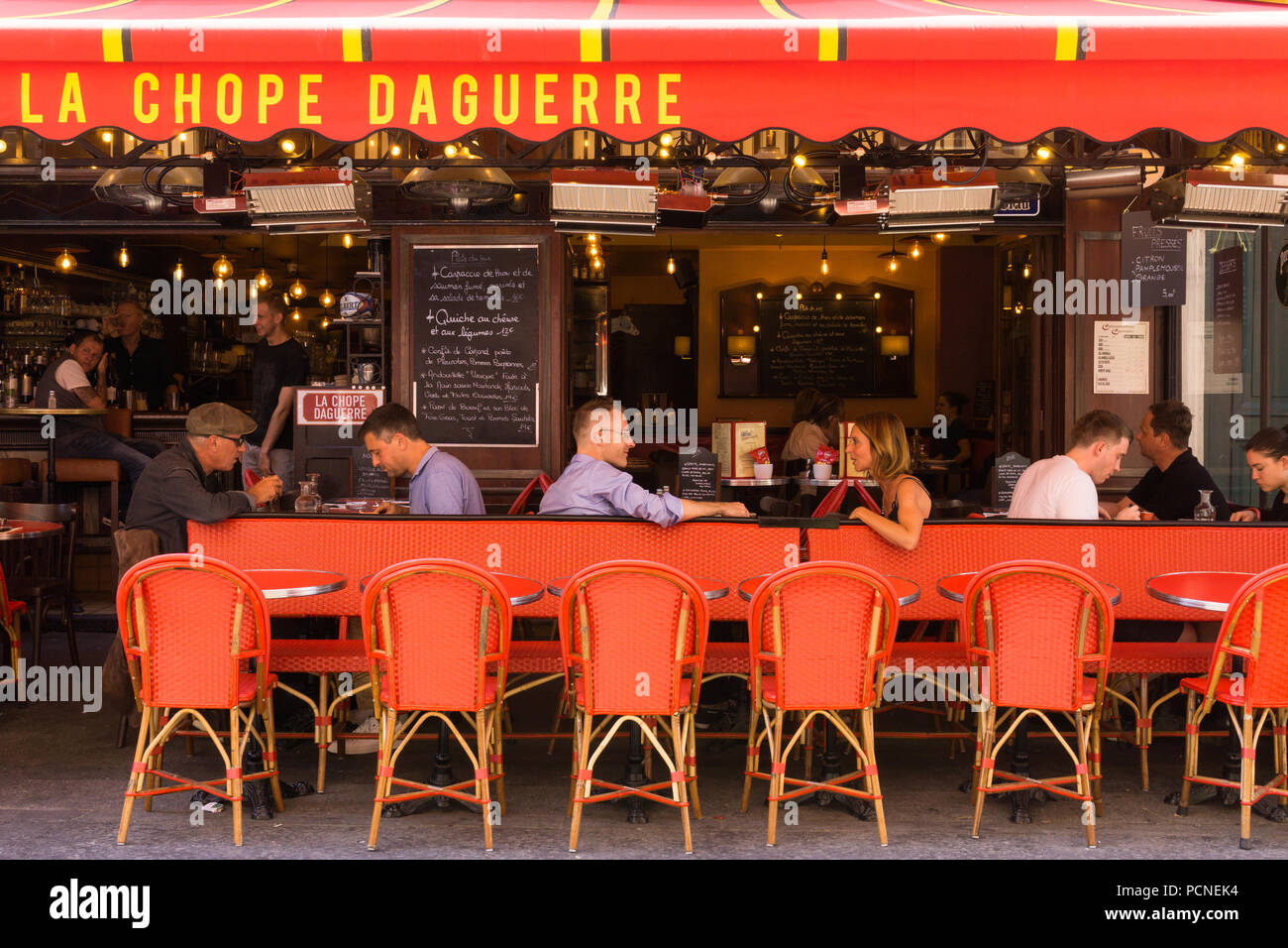 Paris - Les personnes ayant brasserrie déjeuner à la chope Daguerre brasserrie dans le 14ème arrondissement de Paris, France, Europe. Banque D'Images