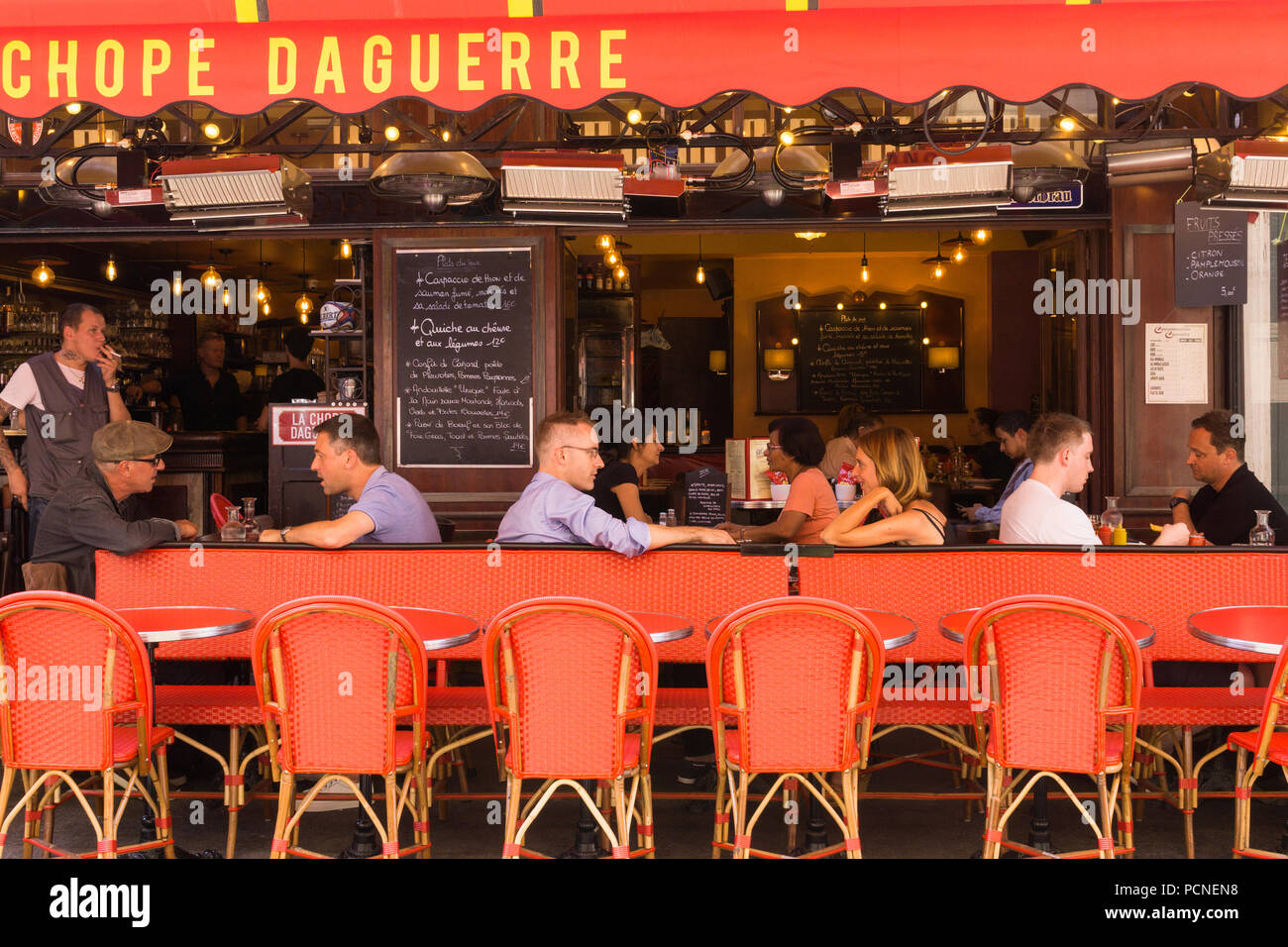 Paris - Les personnes ayant brasserrie déjeuner à la chope Daguerre brasserrie dans le 14ème arrondissement de Paris, France, Europe. Banque D'Images