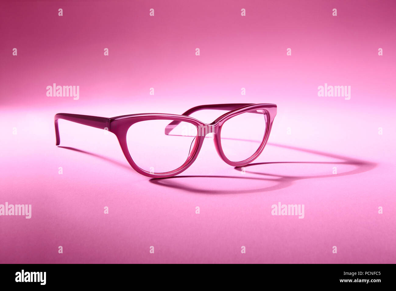Publicité studio shot of lunettes roses avec grande ombre à fond rose. Banque D'Images