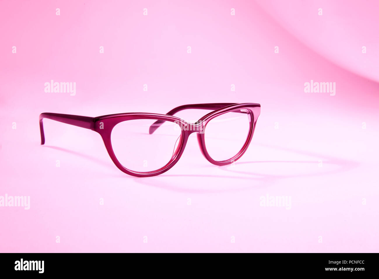 Publicité studio shot of lunettes roses avec grande ombre à fond rose. Banque D'Images