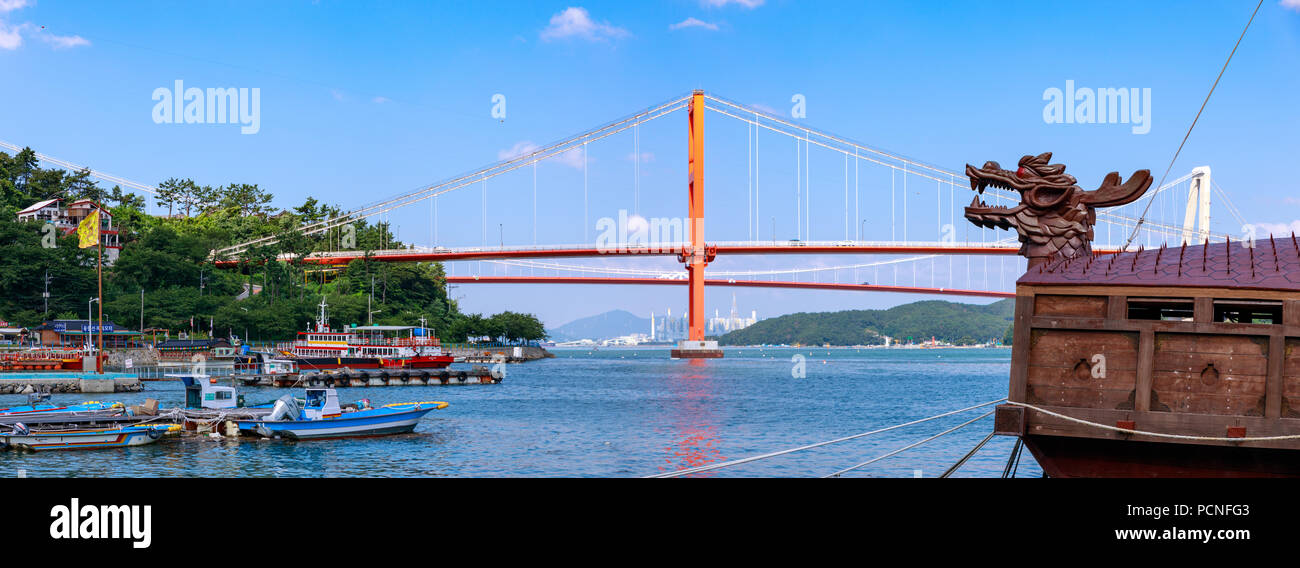 Namhae, Corée du Sud - le 29 juillet 2018 : Pont de Namhae et Yi Sun-sin navire tortue dans le comté de Namhae Gyeongsang du Sud, Province Banque D'Images