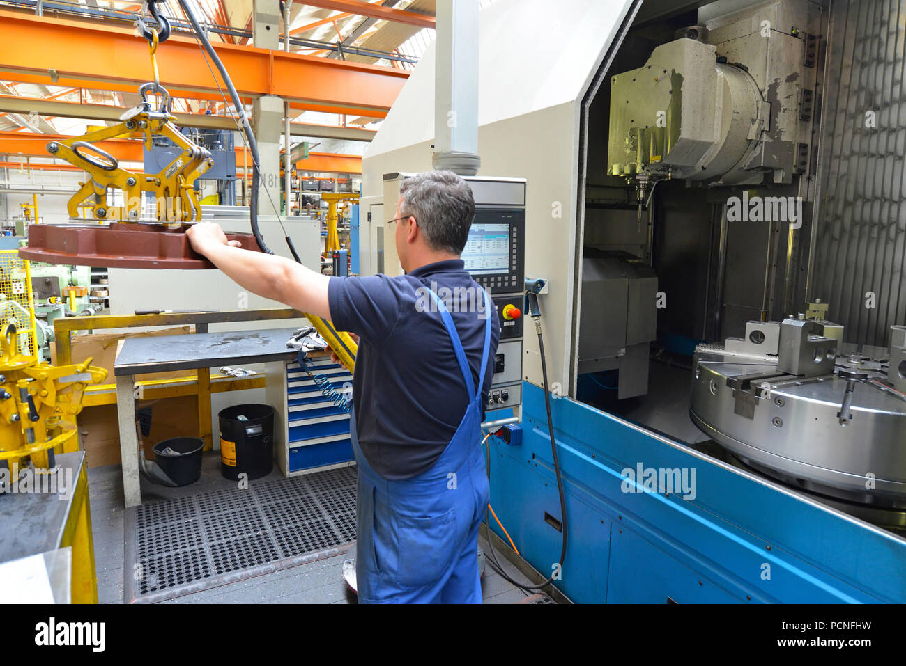 Grande machine cnc moderne pour la production d'arbres pour les moteurs électriques industriels dans l'entreprise Banque D'Images