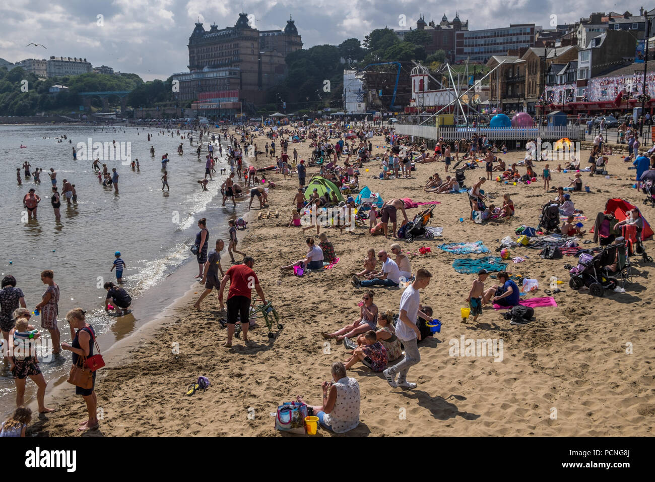 La Plage du Sud Scarborough sur une journée ensoleillée avec un bon nombre de gens s'amuser. Banque D'Images