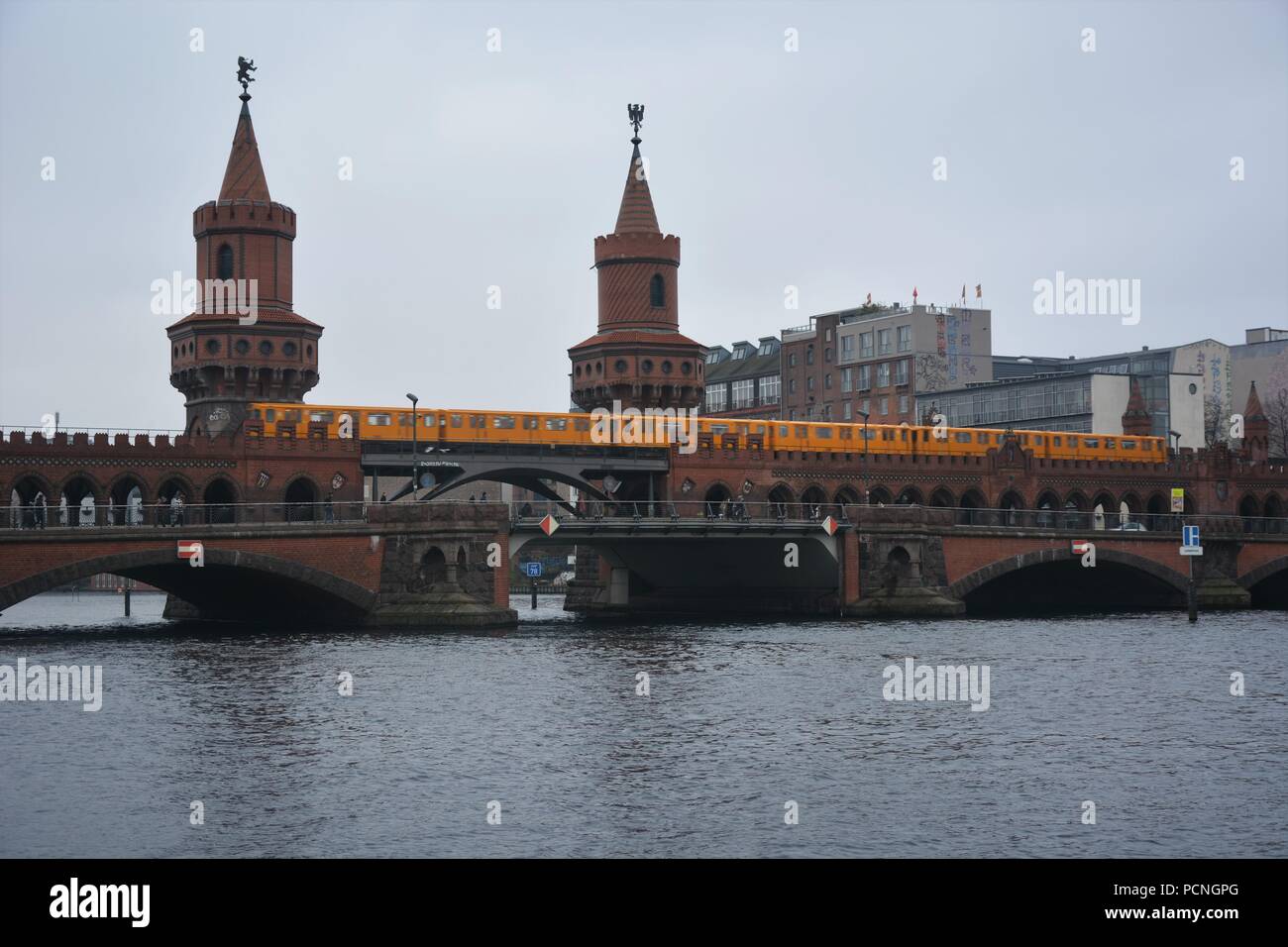 Oberbaum Bridge et le jaune réseau express régional Banque D'Images