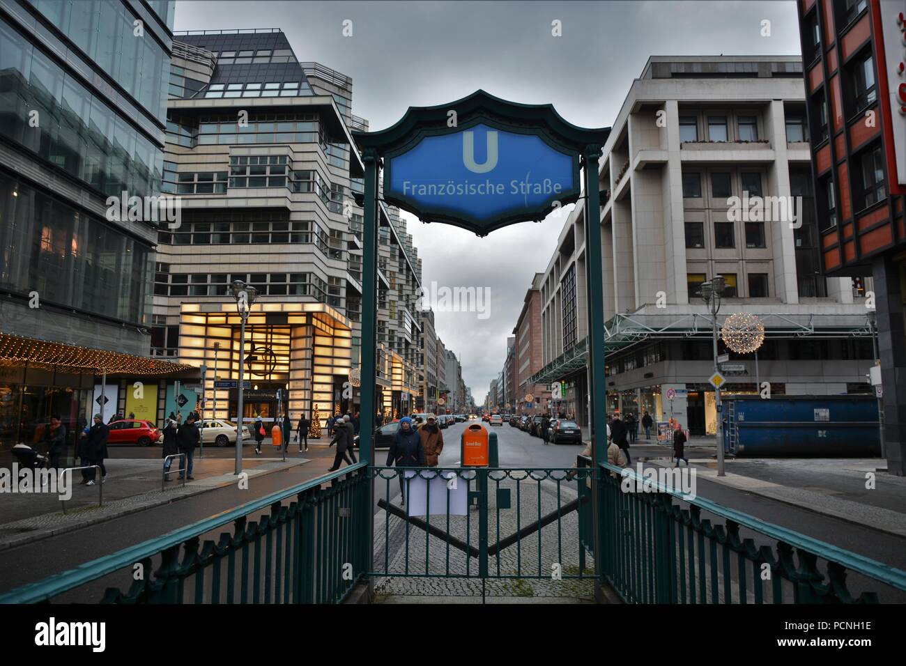 Fransosische Street sortie du métro le soir Banque D'Images