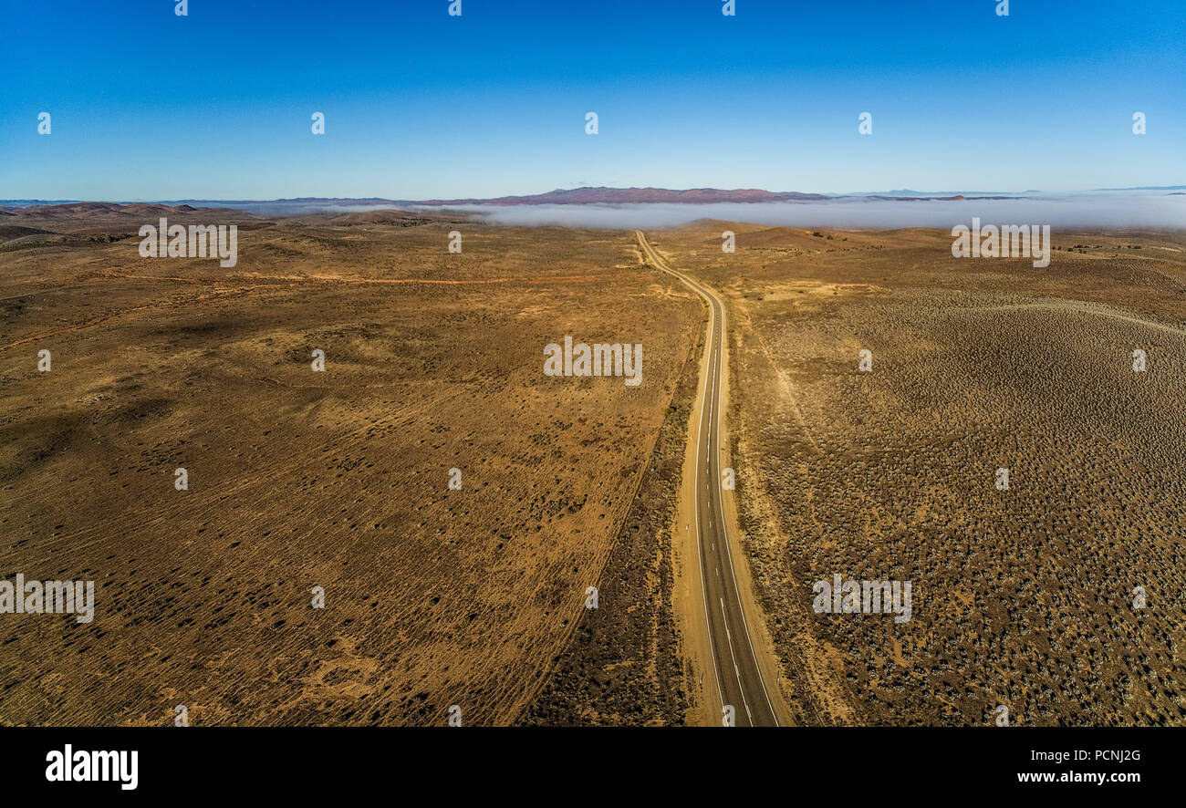 R M Williams chemin passant par l'Afrique du désert australien et faible matin nuages - vue aérienne Banque D'Images