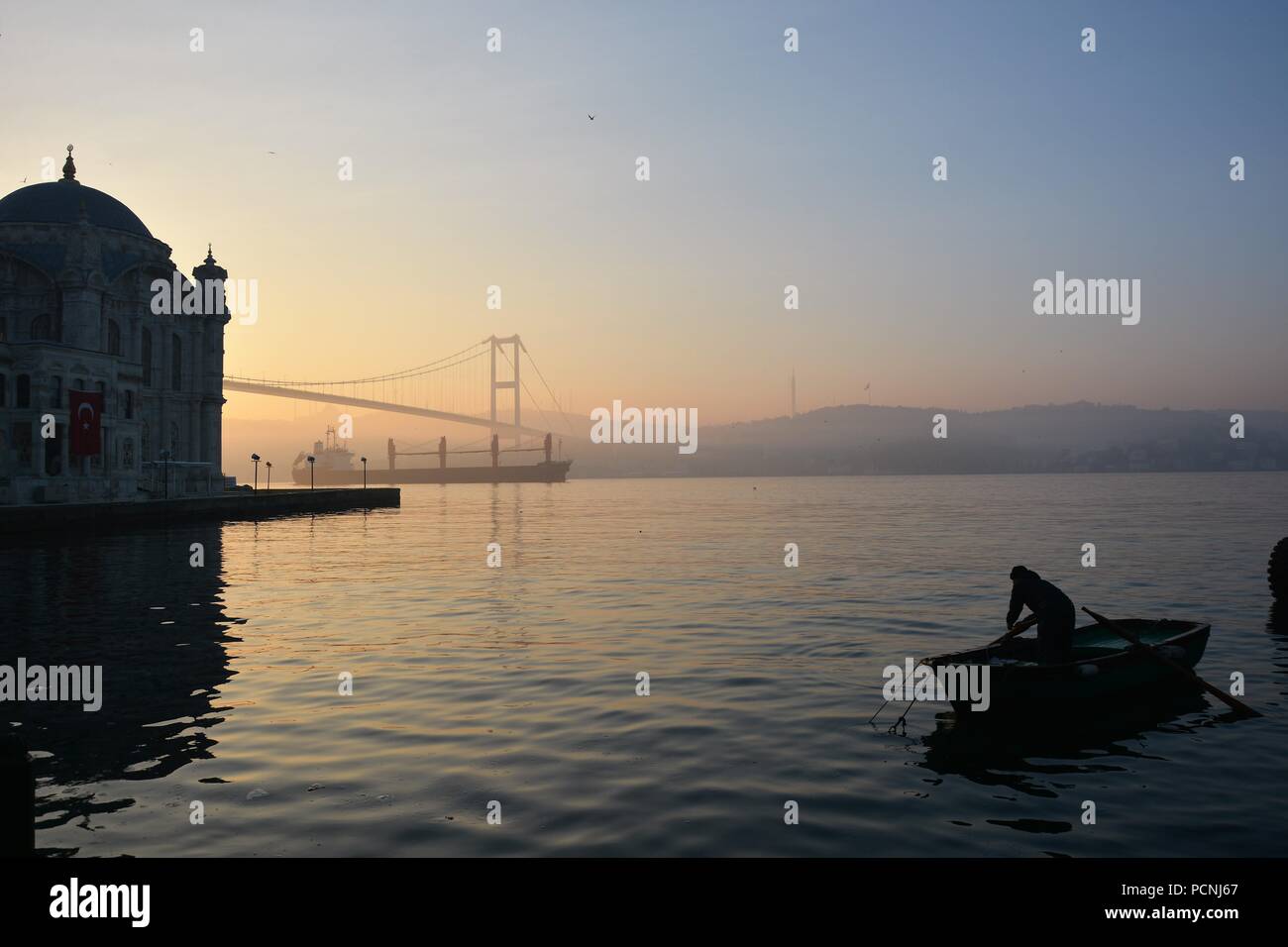 Lever du soleil à Istanbul alors qu'un pêcheur se prépare pour la pêche Banque D'Images
