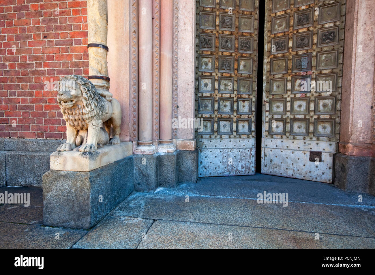 L'Italie, Lombardie, Milan, Basilica di Sant'Eustorgio, Lion de Pierre Banque D'Images