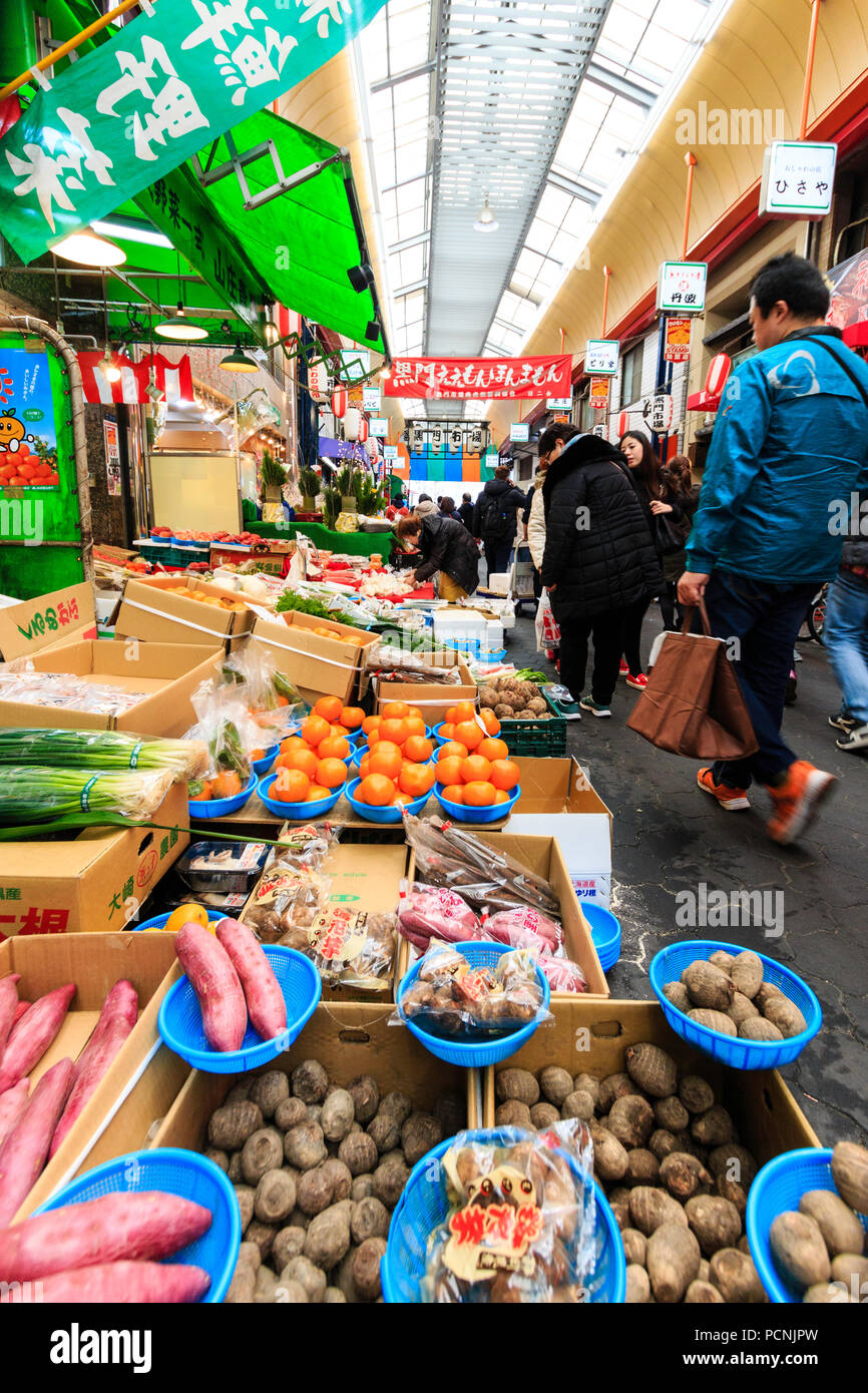 Kuromon Ichiba, marché alimentaire à Osaka. Green grocers boutique, comptoir, avec différents légumes sur l'affichage. low angle de vue. Banque D'Images