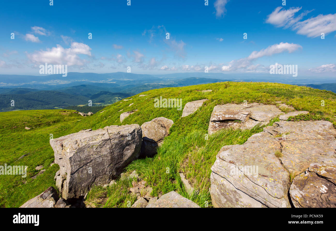 D'énormes rochers sur l'herbe côté montagne paysage d'été merveilleux. Banque D'Images