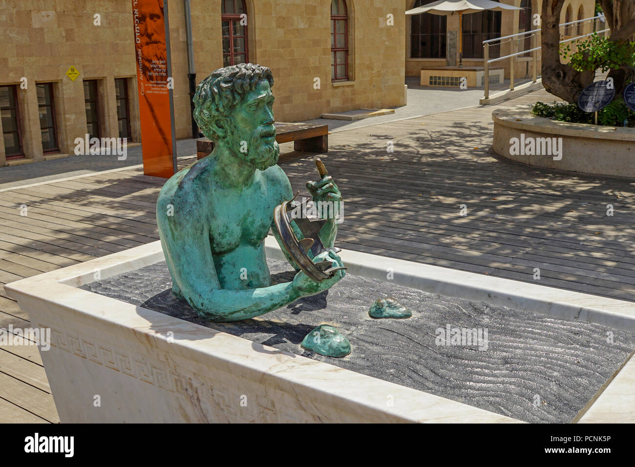 De Syracuse Archimède (c. 287 - c. 212 av. J.-C.) était un mathématicien grec, physicien, ingénieur, inventeur, et astronome. Ici représenté dans sa baignoire où Banque D'Images