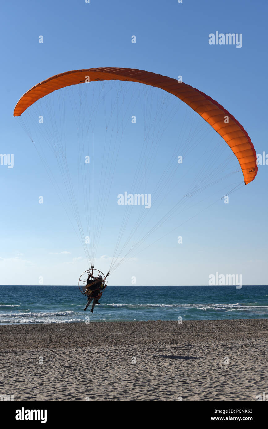 Parapente à moteur sur le littoral de la mer Méditerranée Banque D'Images