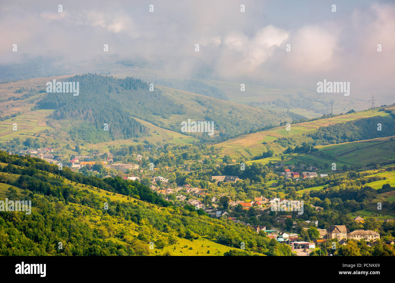 Beaux paysages montagneux. Village de la vallée. beau matin d'automne lumineux avec les nuages bas et la brume Banque D'Images