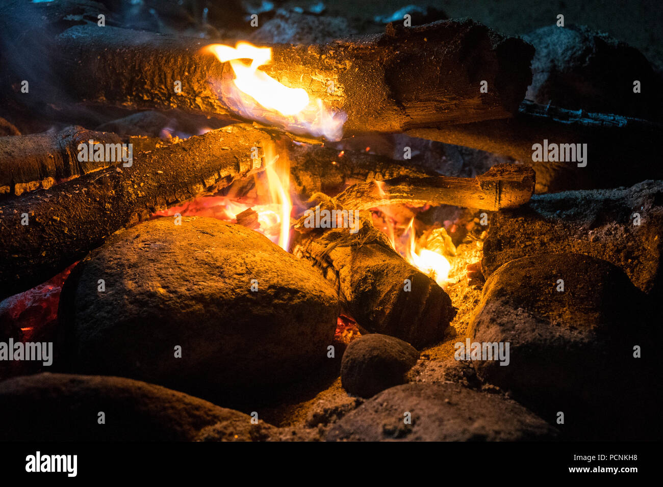 De belles flammes d'un feu de braise et la nuit. Banque D'Images